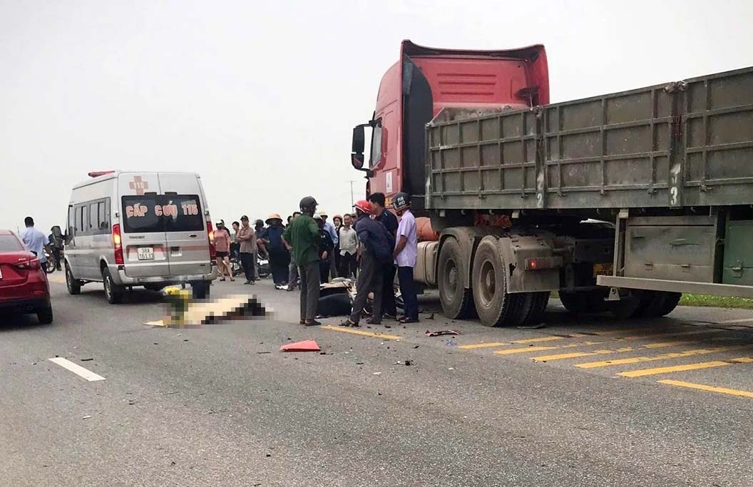 Scene of the collision between a tractor-trailer and a motorbike that killed Mr. Q on the spot. Photo: Duc Tuan
