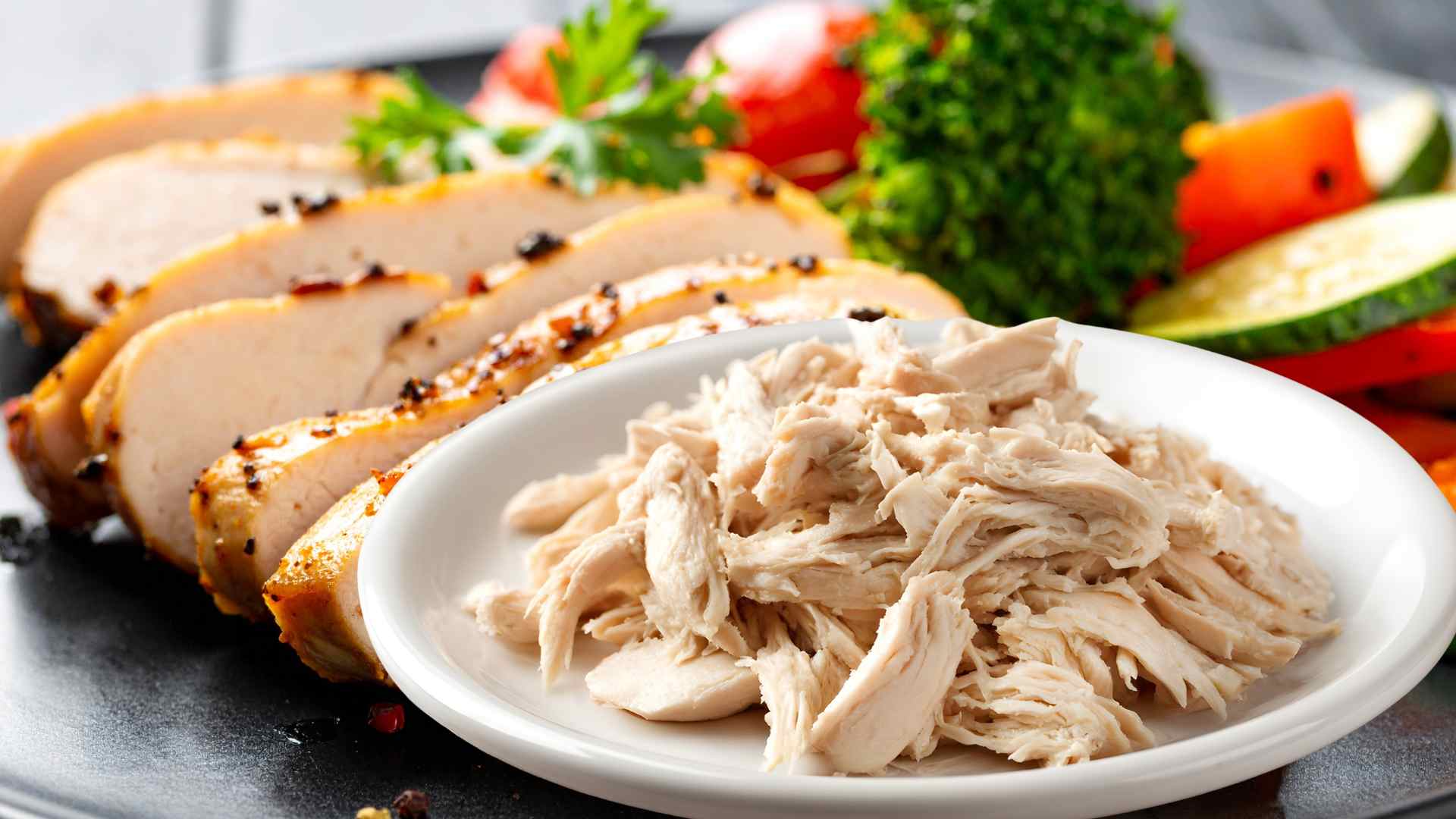 Chicken breast is a protein-rich, low-fat food, used in a diet to reduce visceral fat very effectively. Graphic photo: Huong Son