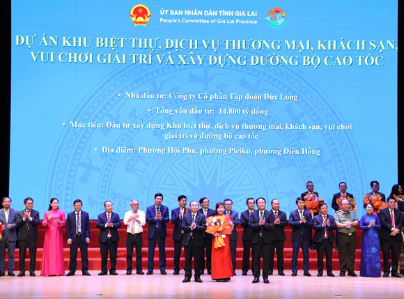 UBND tỉnh Gia Lai trao ghi nhớ đầu tư các dự án lớn cho doanh nghiệp. Ảnh: Thanh Tuấn 