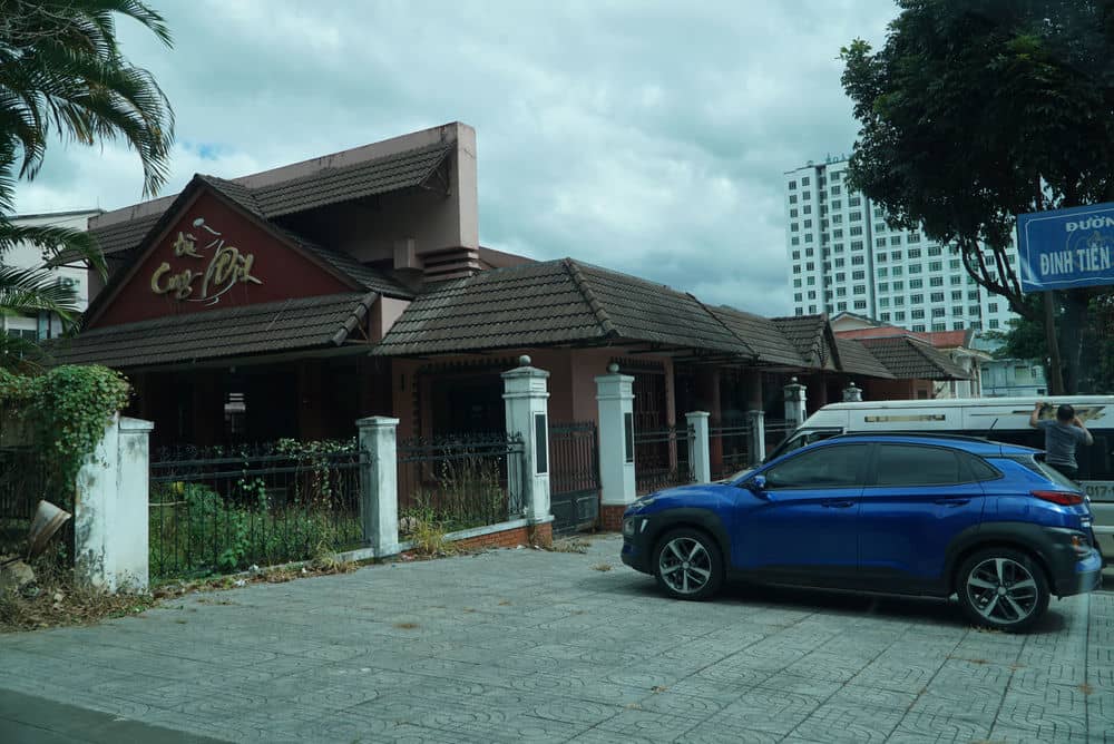 Khu đất nhà khách Tỉnh ủy (cũ) bỏ hoang, xuống cấp giữa đô thị suốt nhiều năm. Ảnh: Thanh Tuấn 