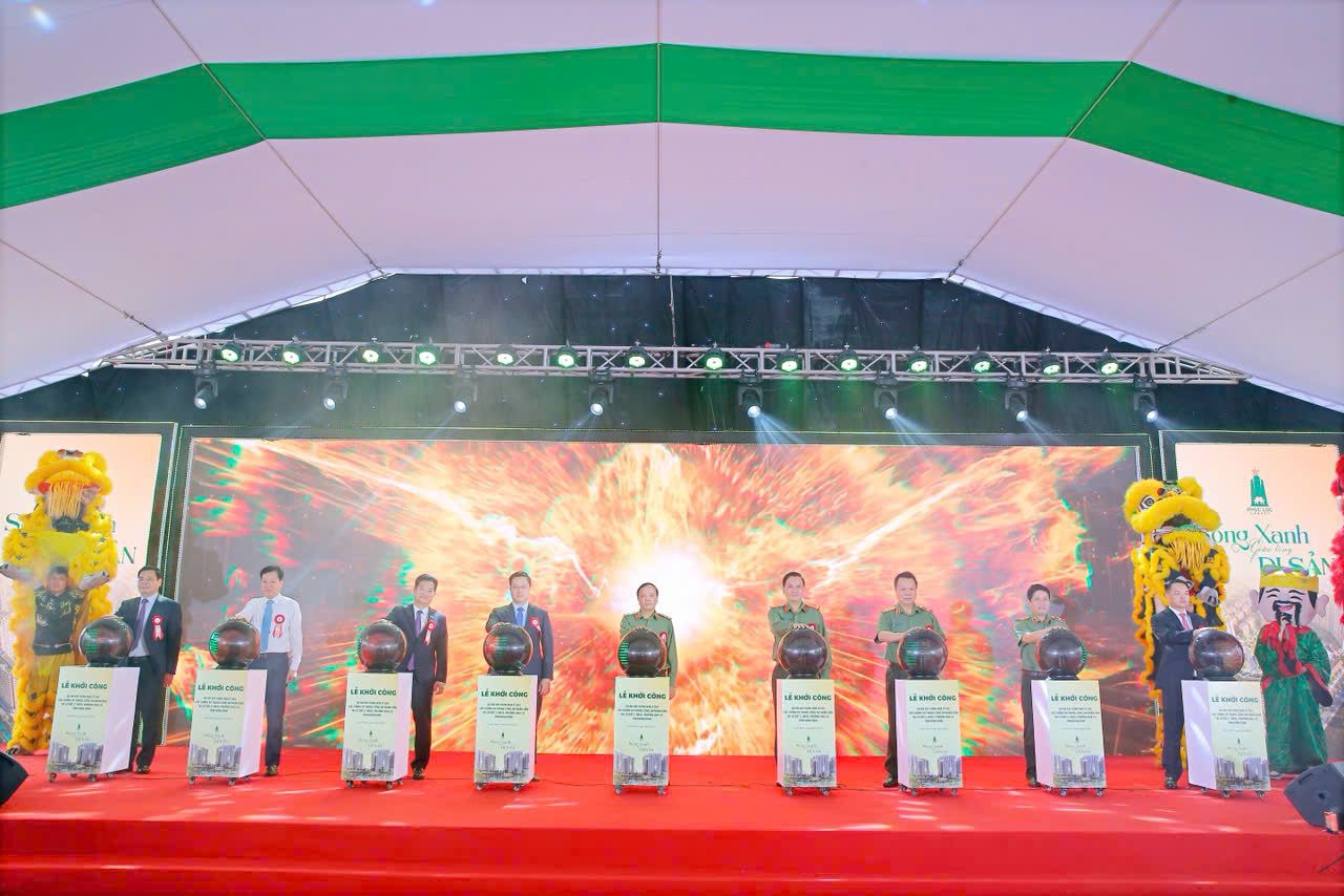 Các đại biểu thực hiện nghi thức khởi công dự án. Ảnh: Diệu Anh