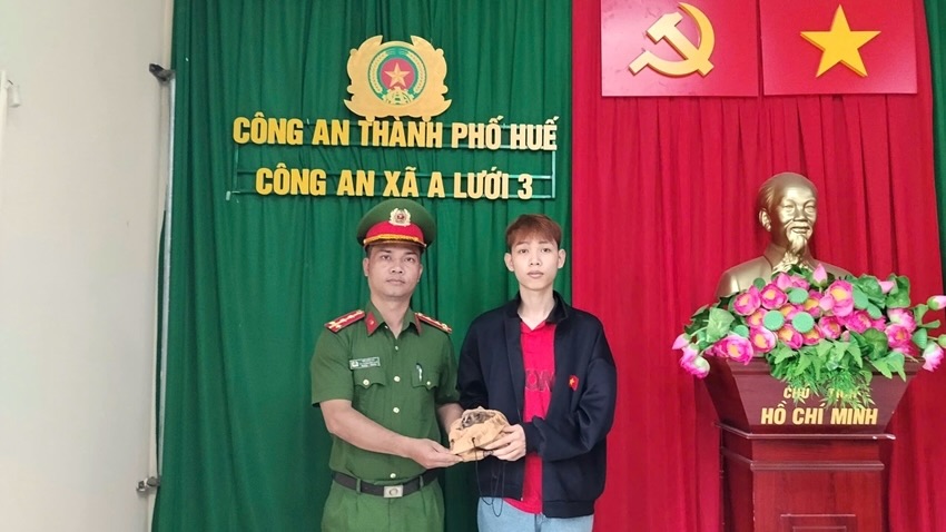 Mr. Pham Xuan Cuong handed over the cù lần individual to A Luoi Commune Police 3. Photo: Minh Nguyen