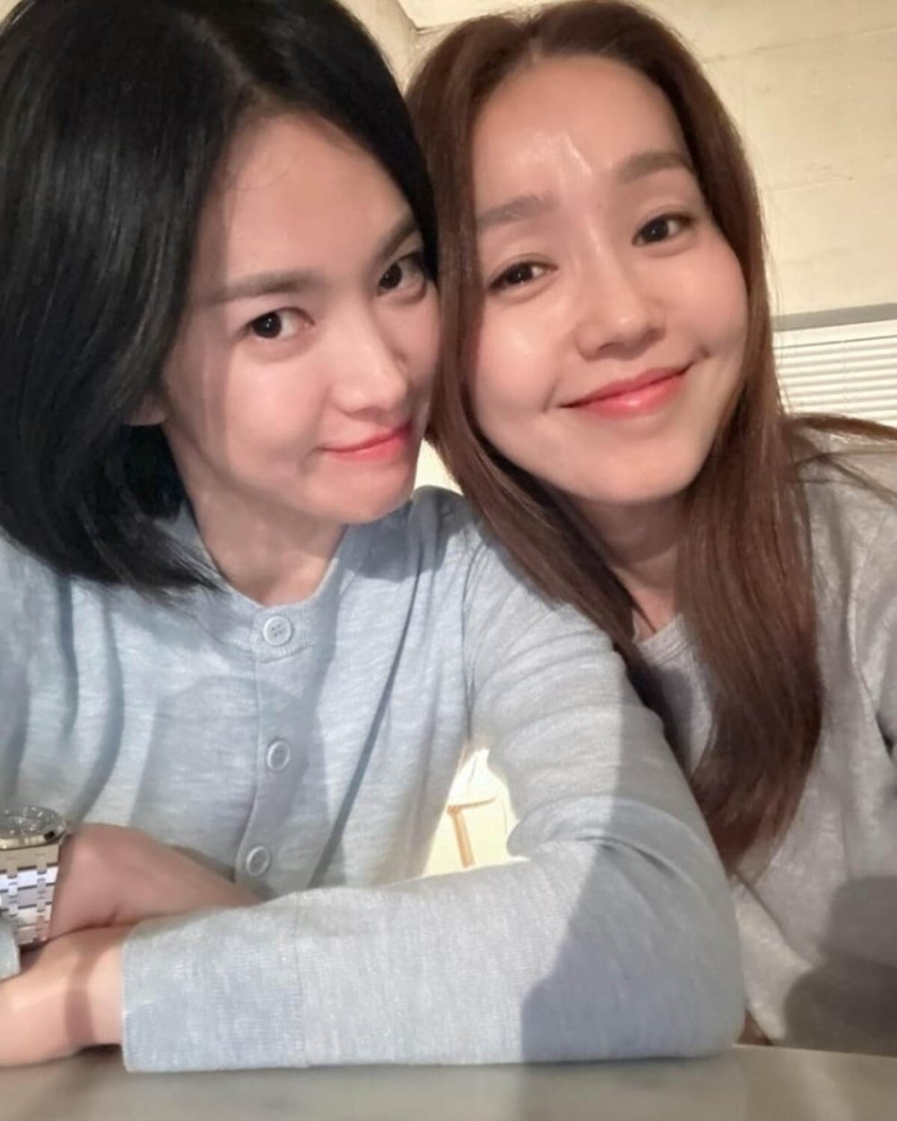 Song Hye Kyo và Lee Jin có hơn 30 năm thân thiết. Ảnh IGNV