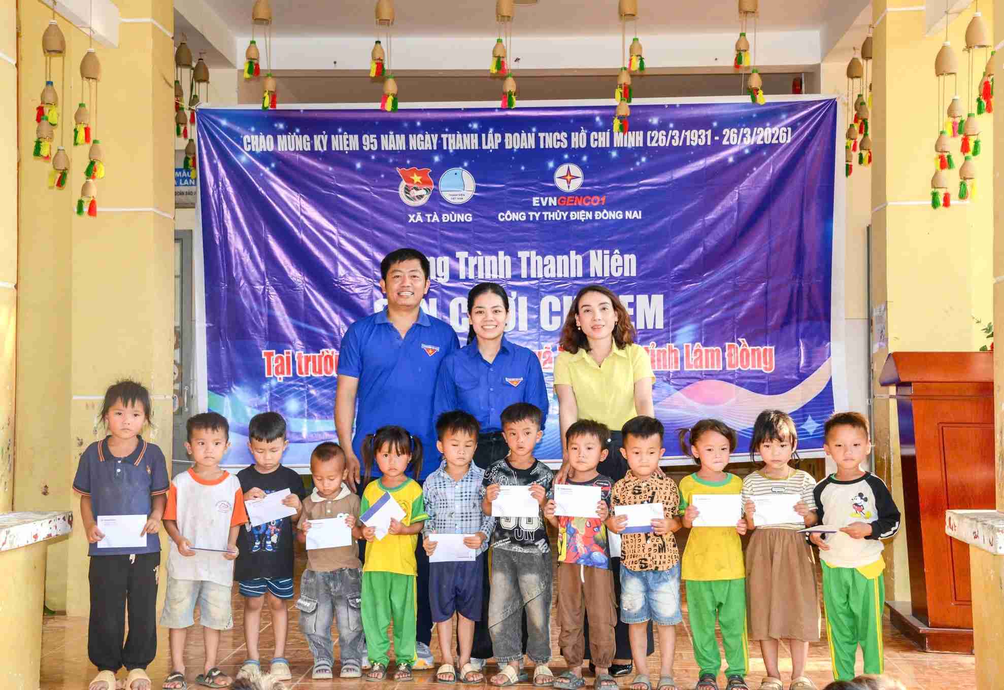 Trao tặng quà cho các cháu học sinh mầm non có hoàn cảnh khó khăn. Ảnh: Phúc Khánh 