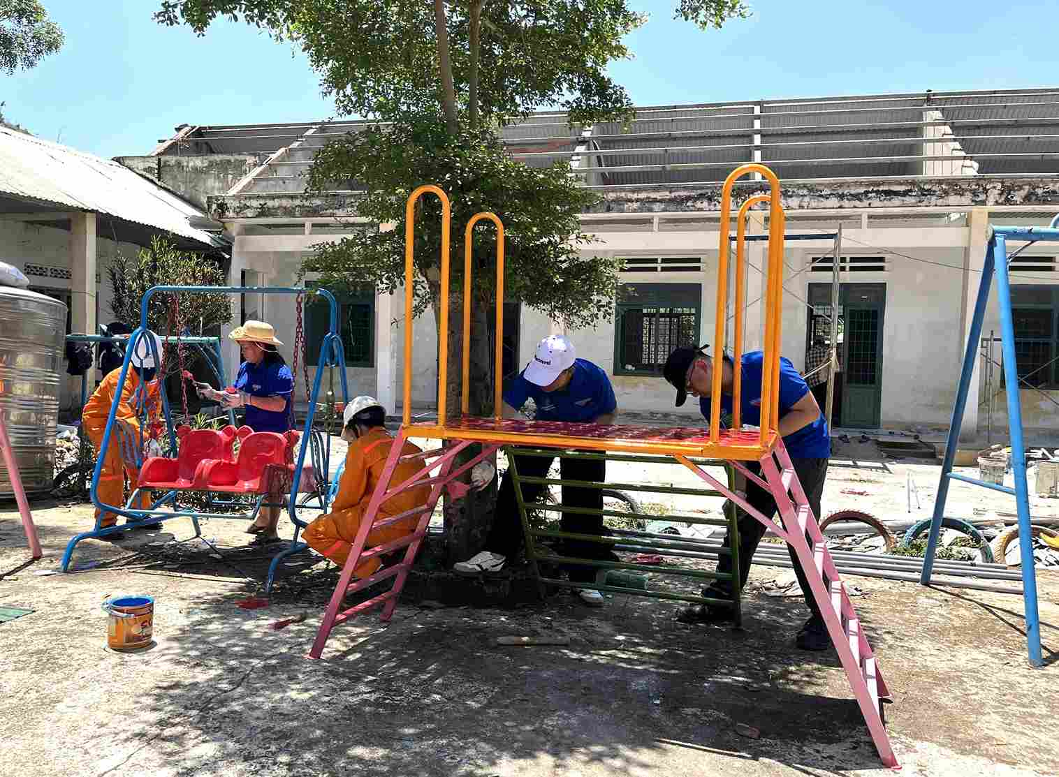 Đoàn thanh niên Công ty Thủy điện Đồng Nai thi công công trình Sân chơi cho em. Ảnh: Phúc Khánh 