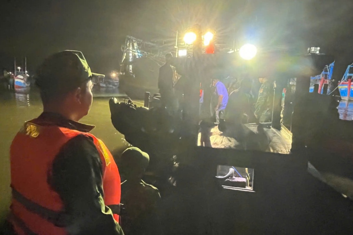 Border Guards quickly extinguished the fire that broke out on the fishing boat. Photo: Border Guard