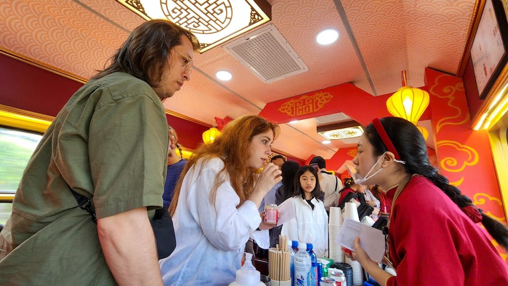 Khoang cộng đồng được thiết kế mở, tích hợp các hoạt động văn hóa, ẩm thực và giới thiệu sản phẩm địa phương. Họa tiết trang trí tái hiện ngói âm dương của Huế và đèn lồng Hội An, thể hiện qua nghệ thuật cẩn khảm xà cừ và gốm xanh lam. 