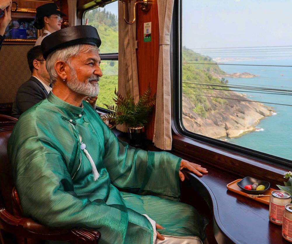 Bên trong, tàu gồm 12 toa, mỗi toa 56 ghế mềm. Toàn bộ ghế được thay mới, có thể xoay 180 độ, giúp hành khách luôn ngồi thuận chiều di chuyển. Toa VIP 32 chỗ gây ấn tượng với phong cách hoài cổ, mang hơi hướng kiến trúc Pháp, tạo không gian thưởng thức cà phê, âm nhạc và ngắm cảnh. 