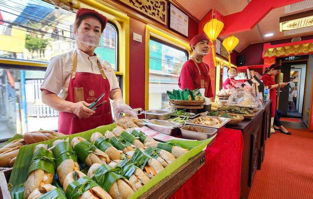 Khoang ẩm thực trên đoàn tàu di sản, nơi du khách có thể trải nghiệm những món ăn đặc trưng. 