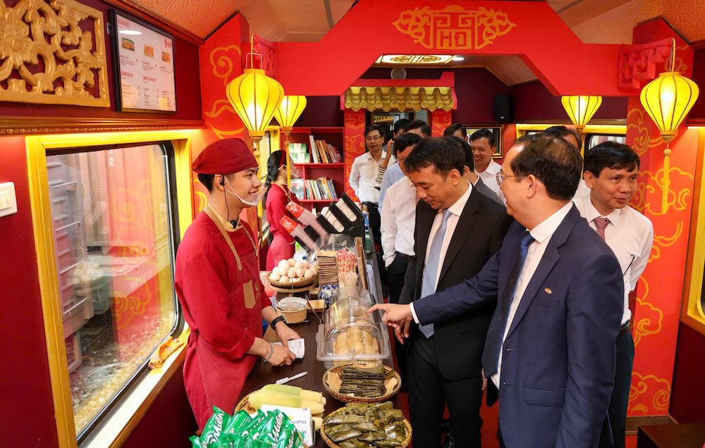 Đơn vị vận tải cũng đẩy mạnh liên kết với hơn 140 doanh nghiệp lữ hành tại Huế và Đà Nẵng, triển khai nhiều chương trình kích cầu. Nhờ đó, tuyến tàu không chỉ thu hút khách nội địa mà còn góp phần quảng bá hình ảnh du lịch miền Trung ra quốc tế. 