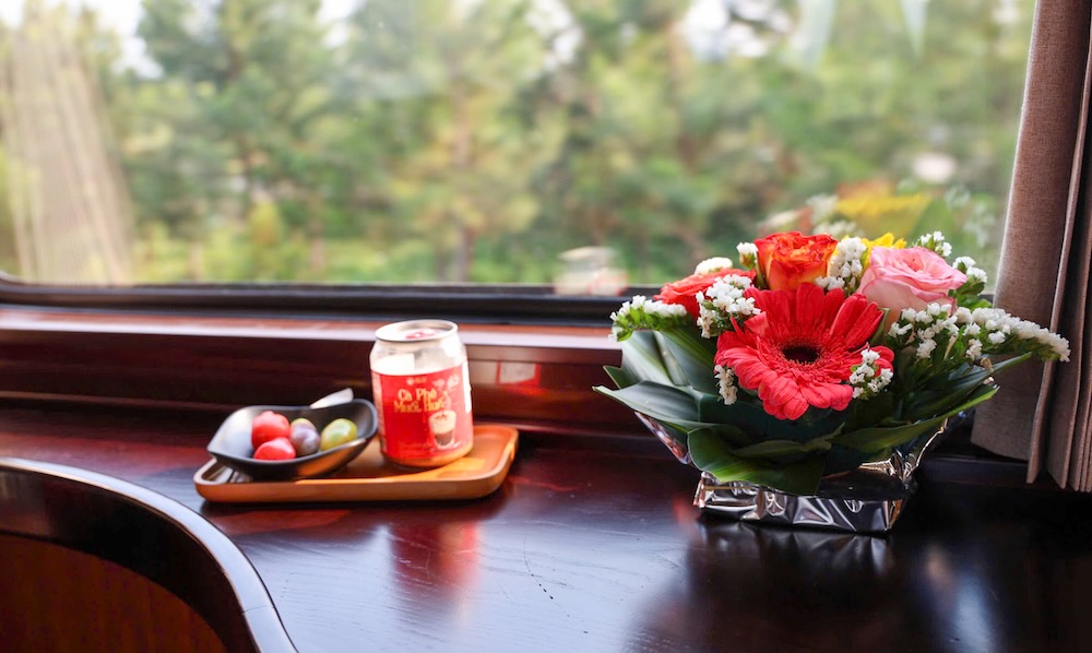 Thức ăn, nước uống được chuẩn bị đầy đủ. 