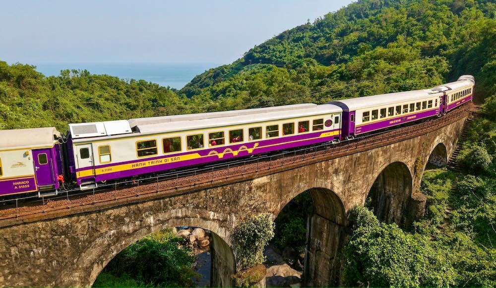 Đoàn tàu di sản Huế - Đà Nẵng đi qua đèo Hải Vân hay vịnh Lăng Cô - một trong những vịnh biển đẹp nhất hành tinh.