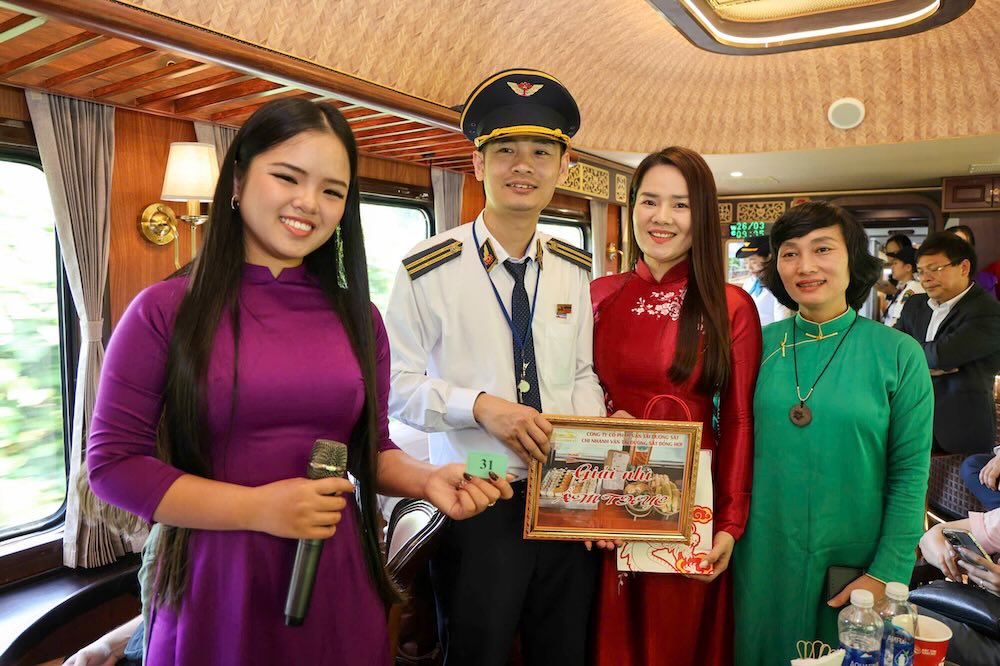 Du khách thích thú khi có mặt trên chuyến tàu Hành trình kết nối di sản miền Trung. 