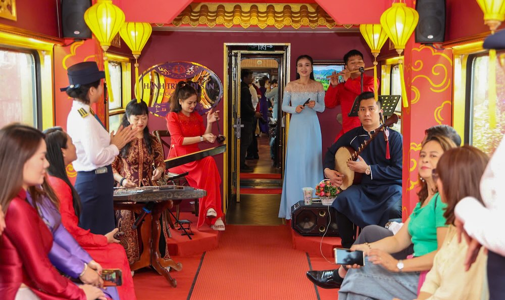 Trong lần nâng cấp này, đoàn tàu được thiết kế theo hướng hiện đại nhưng vẫn đậm chất di sản. Ngoại thất nổi bật với gam tím đặc trưng của Huế, kết hợp sắc ghi sáng của Đà Nẵng và điểm nhấn logo vàng đồng. 