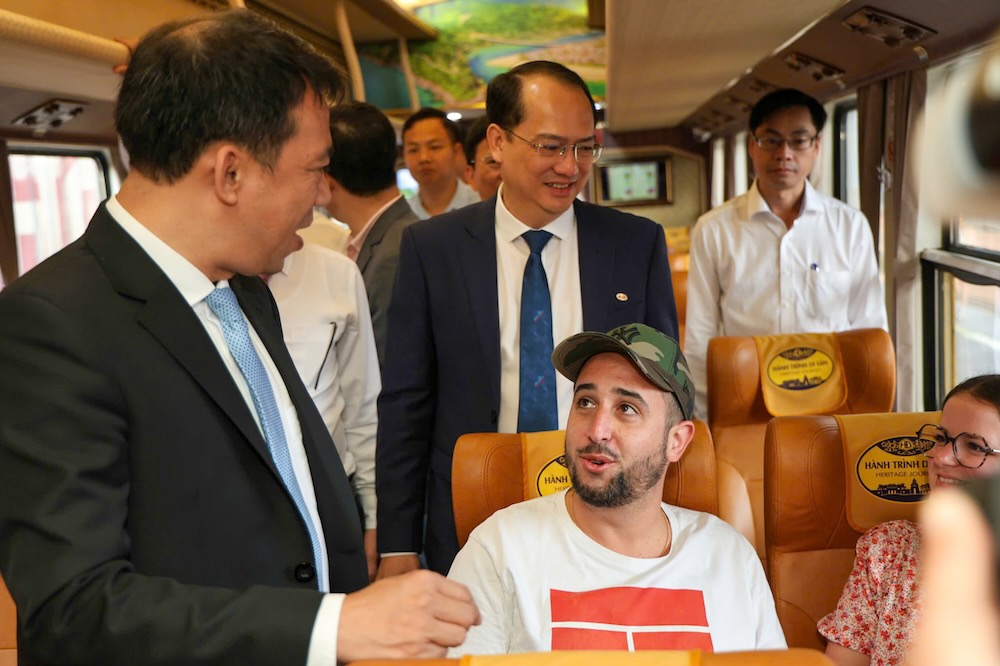 Những vị khách nước ngoài cũng bày tỏ sự ngạc nhiên khi tham gia chuyến tàu di sản.