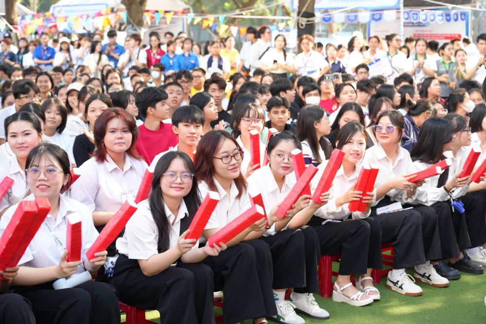 Học sinh tham gia ngày hội tư vấn tuyển sinh tại Trường Đại học Tôn Đức Thắng. Ảnh: