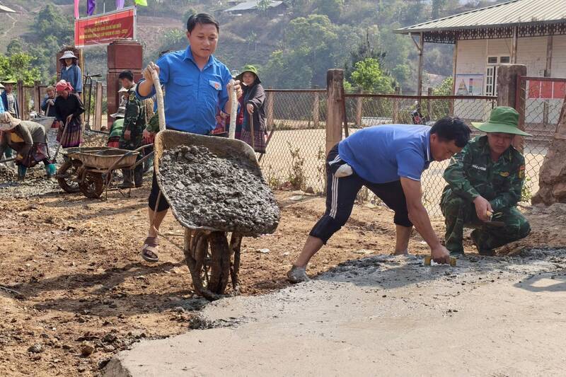 Các lực lượng đổ bê tông đường giao thông nông thôn bản Huổi Pá, xã Mường Lạn. Ảnh: Song Linh