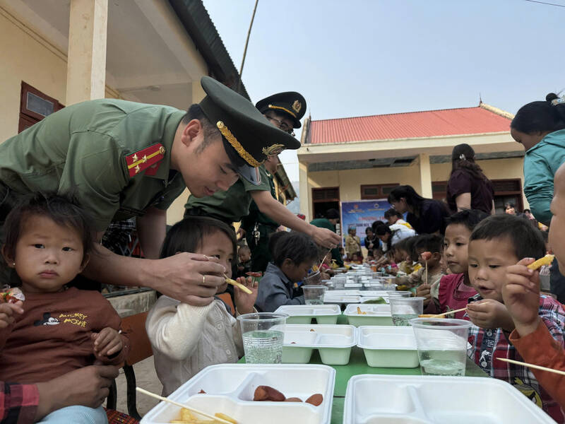 Tổ chức “Bữa ăn cho em” tại điểm trường Huổi Pá, xã Mường Lạn. Ảnh: Song Linh