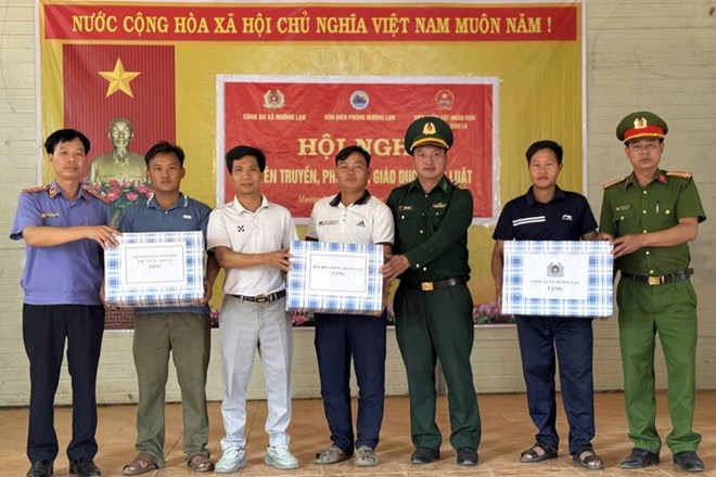 Chung tay làm đường, hỗ trợ học sinh vùng biên Sơn La