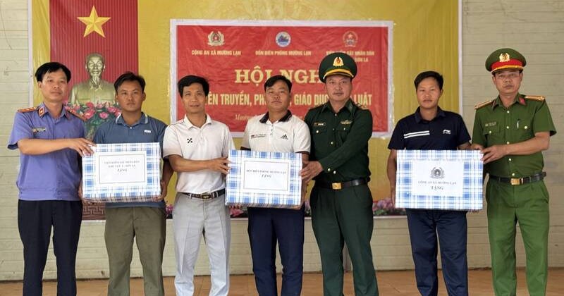 Chung tay làm đường, hỗ trợ học sinh vùng biên Sơn La
