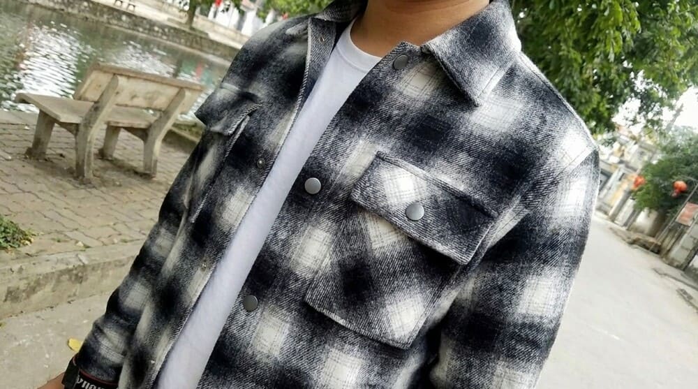 Basic criteria to help guys easily choose simple but convenient shirt designs in the changing seasons. Photo: Huu Dung