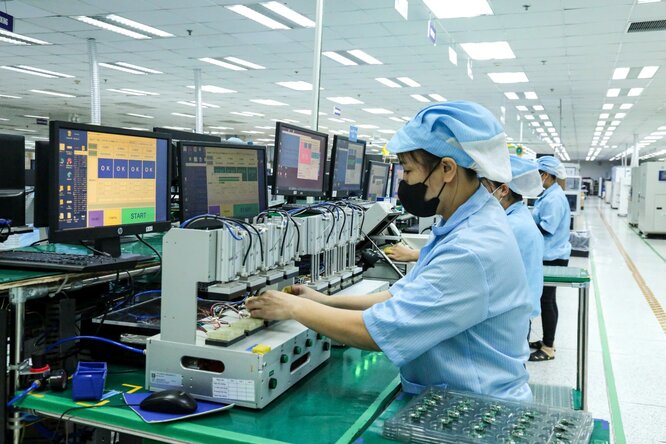 Workers working at Solum Vina Co., Ltd., Ba Thien 2 Industrial Park (Phu Tho), attracting many local workers. Photo: Phung Hai