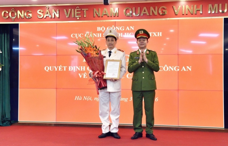 Major General Nguyen Manh Hung (left) receives the appointment decision. Photo: T.Phu
