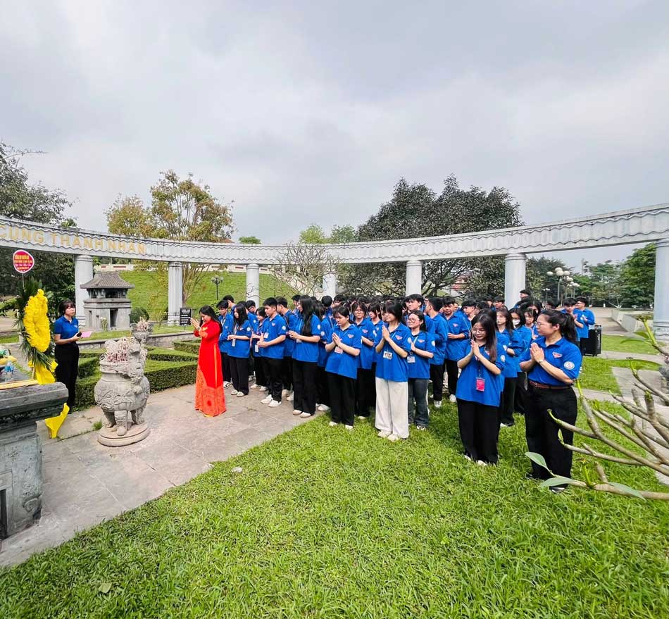 Lễ kết nạp Đoàn được tổ chức trang trọng, góp phần giáo dục truyền thống yêu nước cho học sinh.
