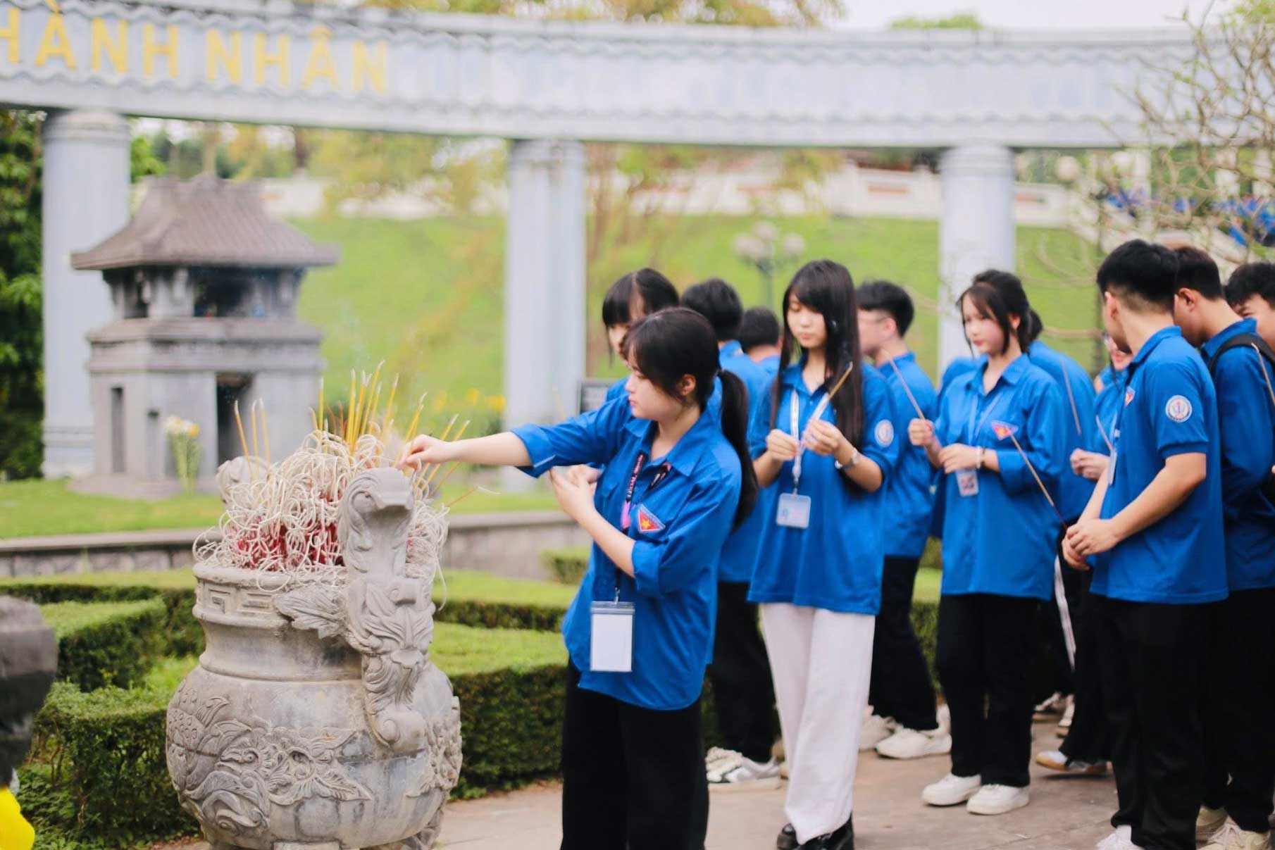 Đoàn viên, thanh niên dâng hương tại Khu tưởng niệm Nguyễn Thái Học.