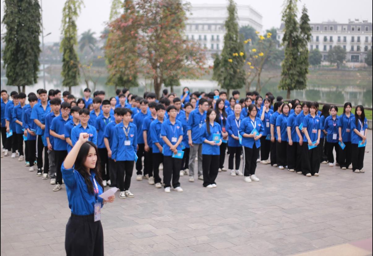 Học sinh tham gia nghi thức kết nạp Đoàn trong không khí trang nghiêm. Ảnh: Trường THPT Nguyễn Huệ 