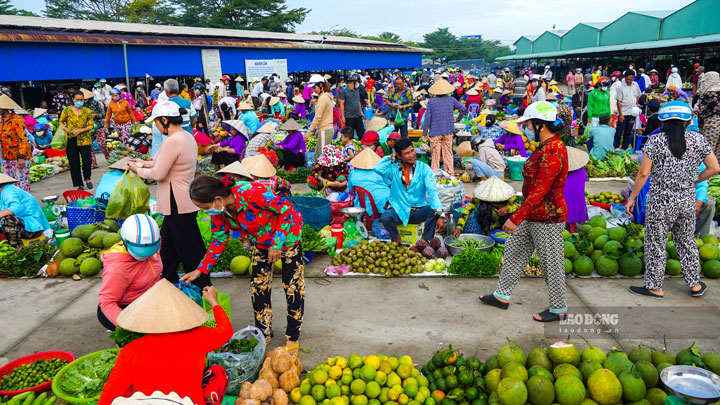 Không gian buôn bán giản dị nhưng đậm chất miền Tây. Ảnh: Tạ Quang