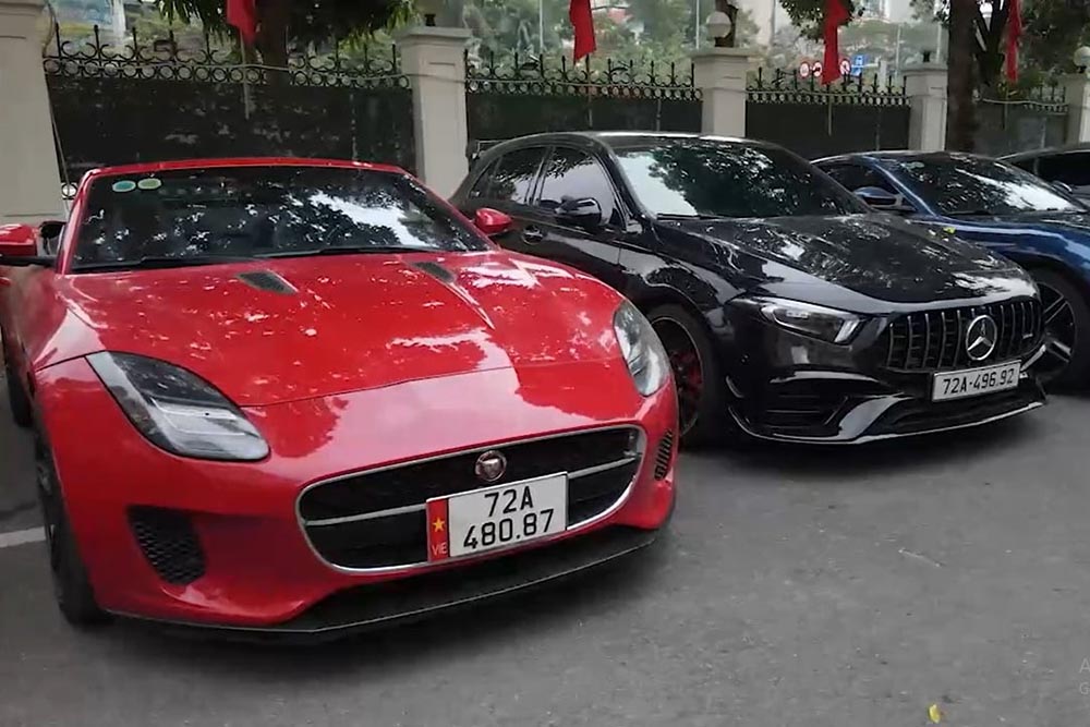 Những chiếc siêu xe bị thu giữ trong vụ Mr Pips, Mr Hunter lừa đảo. Ảnh: Cắt từ clip