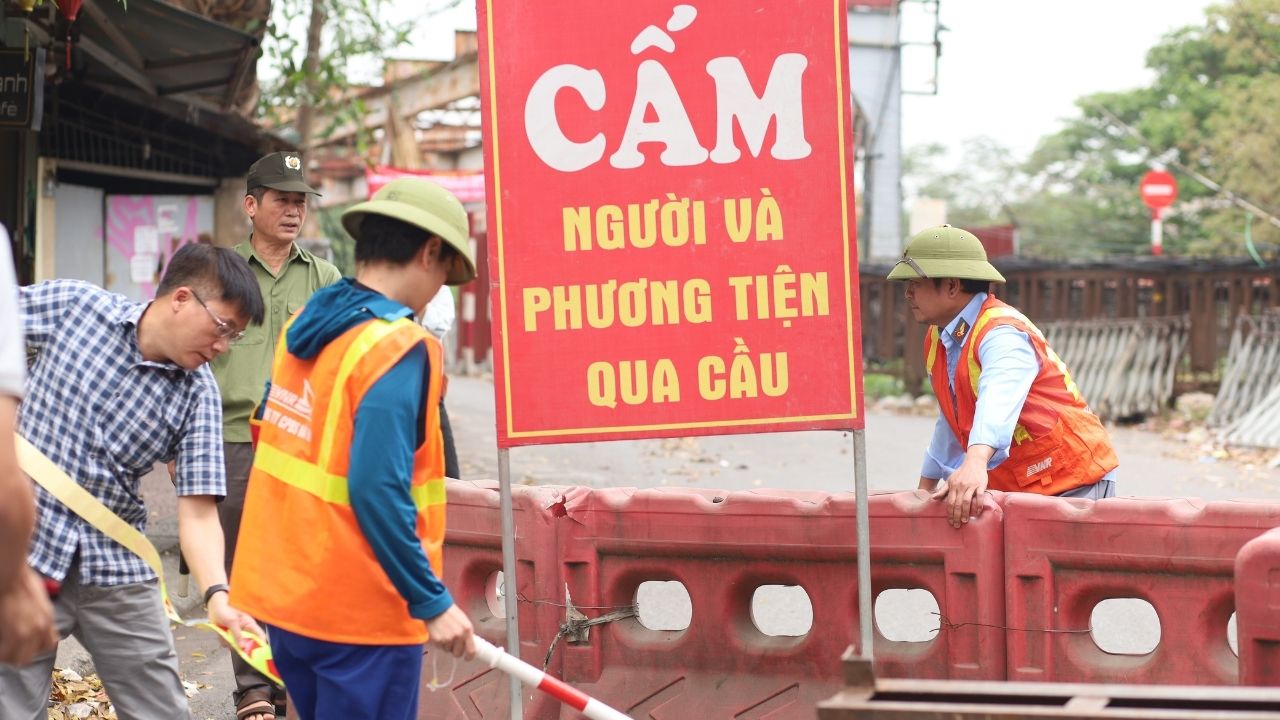 기능 부대가 롱비엔 다리 통행 금지 후 근무하며 교통을 통제하고 있습니다. 사진: 김투이