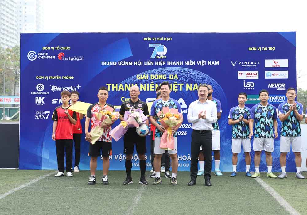 Anh Nguyễn Tường Lâm, Bí thư Trung ương Đoàn, Chủ tịch Trung ương Hội LHTN Việt Nam tặng hoa các đội bóng tham dự.