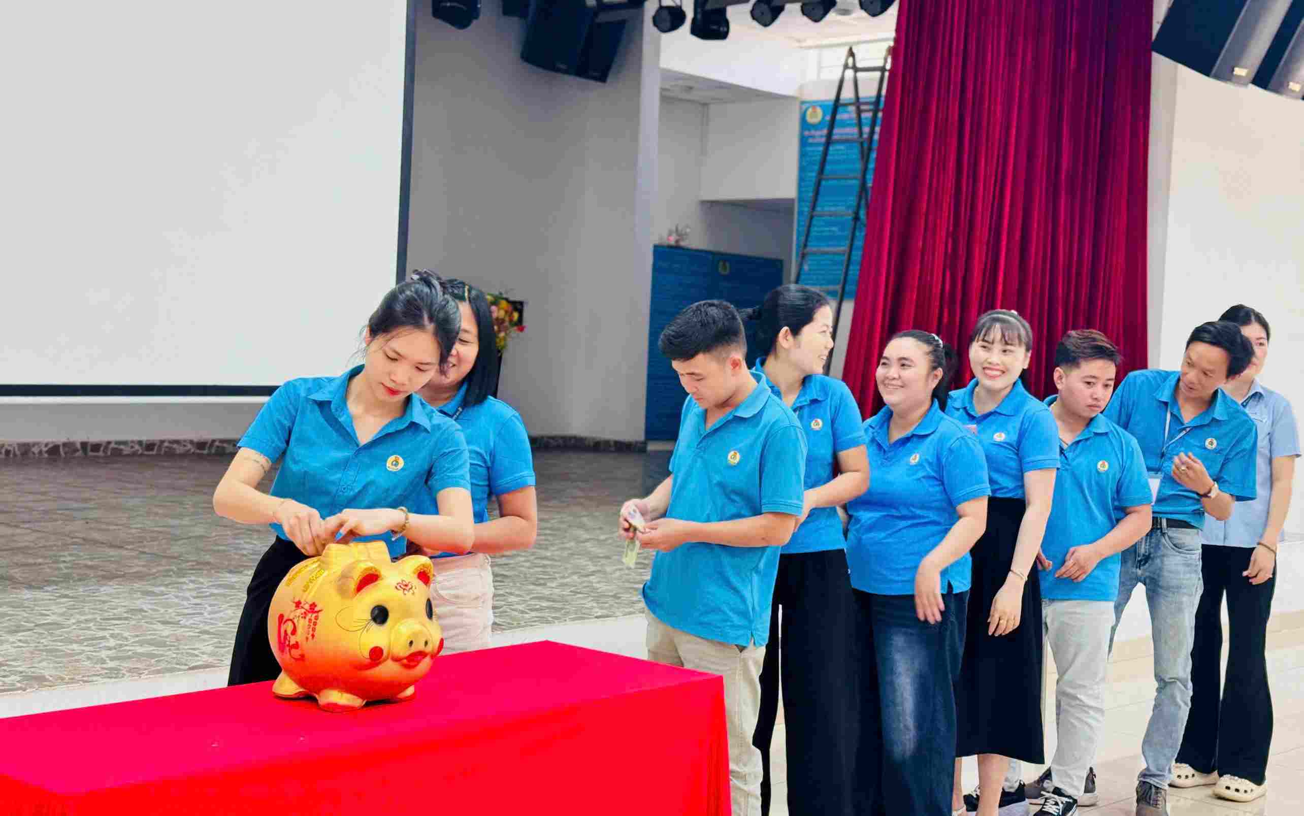 Cán bộ công đoàn và đoàn viên cùng nhau nuôi heo đất để hỗ trợ đồng nghiệp không may gặp khó khăn. Ảnh: CĐCS cung cấp