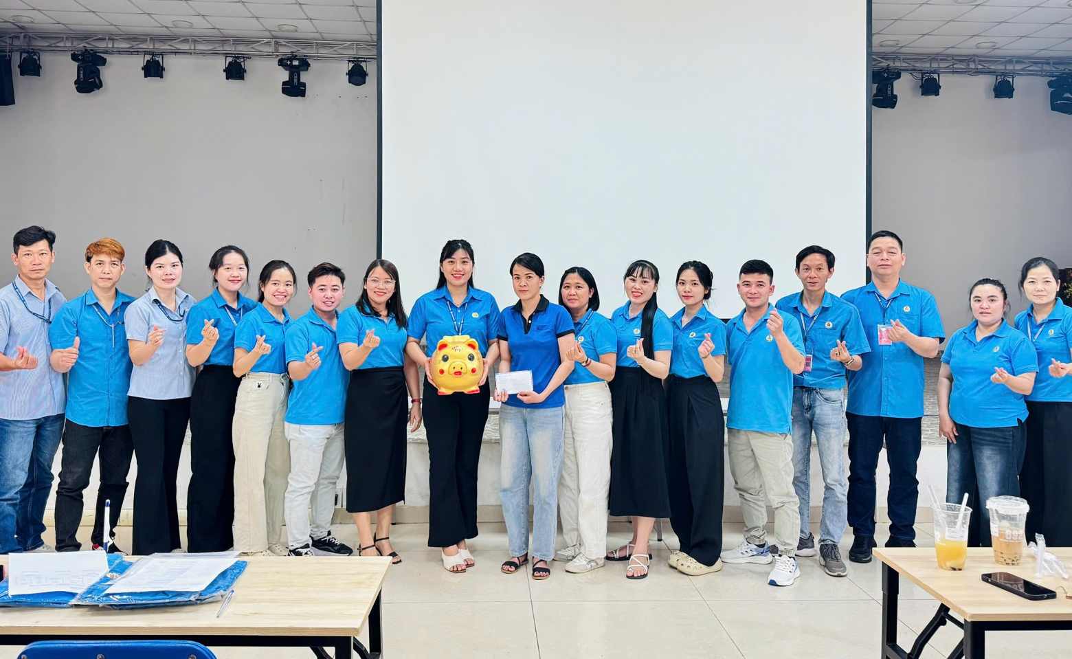 New Apparel Far Eastern Vietnam Co., Ltd. 노동조합이 어려운 조합원에게 지원금을 전달합니다. 사진: 노동조합 제공