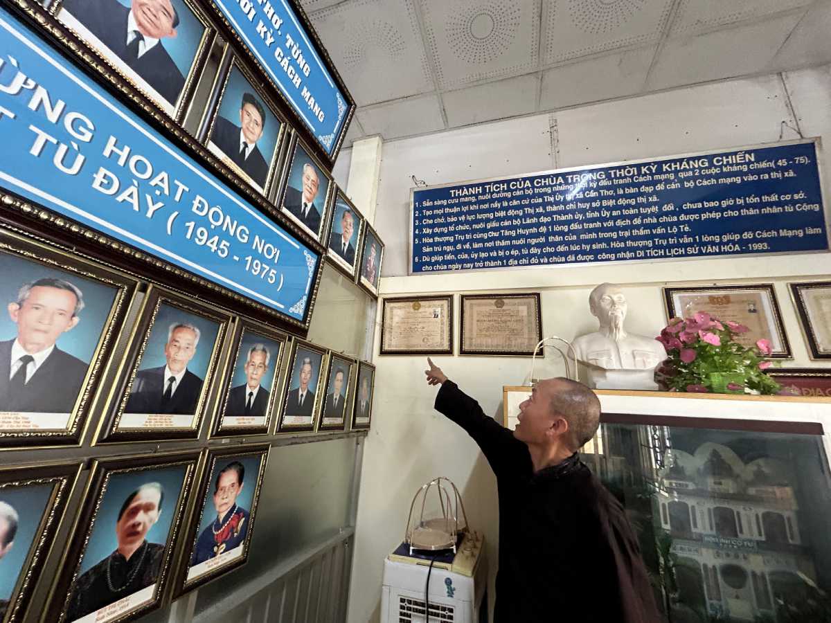 Ông Bùi Hữu Thuận (pháp danh Phước Trung) - đệ tử của cố Hòa thượng Thích Chân Đức chia sẻ với PV Lao Động. Ảnh: Hương Nha