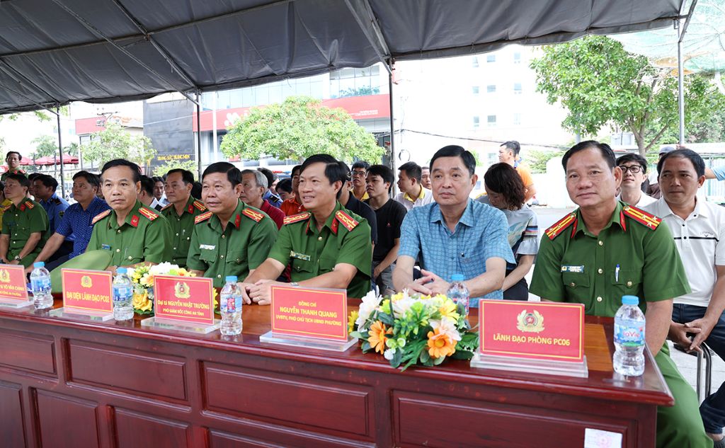 Đại diện lãnh đạo Công an, địa phương và ngân hàng tại buổi diễn tập phòng chống cướp tài sản tai ngân hàng trên địa bàn phường Long Xuyên. Ảnh: Vũ Tiến
