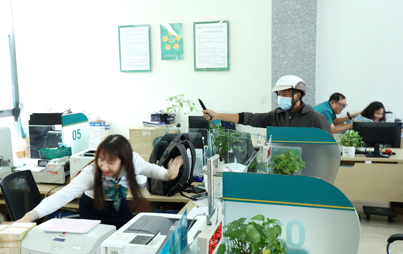 Tình huống giả định, cướp xông vào ngân hàng. Ảnh: Vũ Tiến