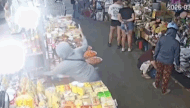 Dong Ba market traders were "misdirected" by thieves, stealing more than 20 million VND. Photo: Dong Ba market security camera