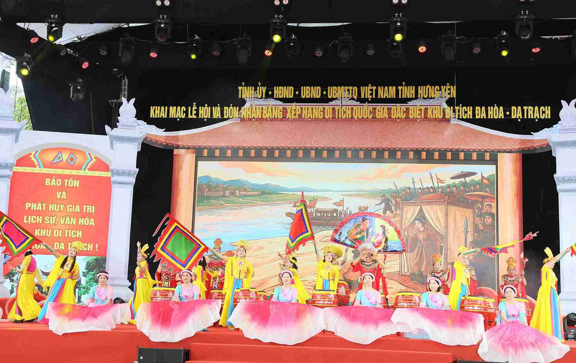 Các tiết mục ca, múa đặc sắc tạo không khí sôi động trong ngày khai hội. Ảnh: Tất Đạt