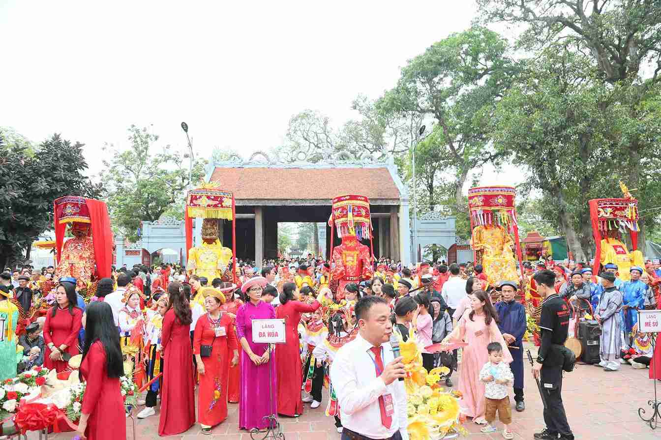 The space of Da Hoa - Da Trach relic site is brilliantly colored on the opening day of the festival. Photo: Tat Dat