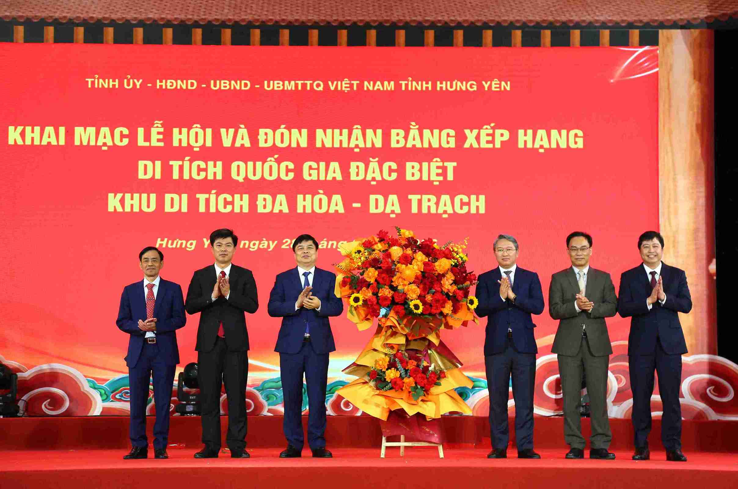 Lãnh đạo Bộ, ngành, địa phương tặng hoa chúc mừng Ban tổ chức lễ hội. Ảnh: Tất Đạt