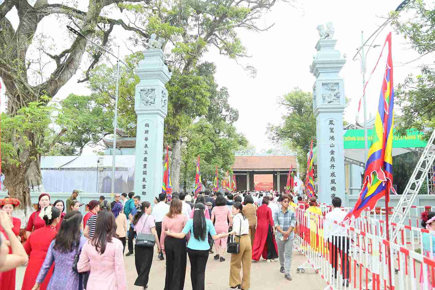 Đông đảo người dân, du khách về dự lễ khai mạc tại đền Đa Hòa (xã Mễ Sở). Ảnh: Tất Đạt