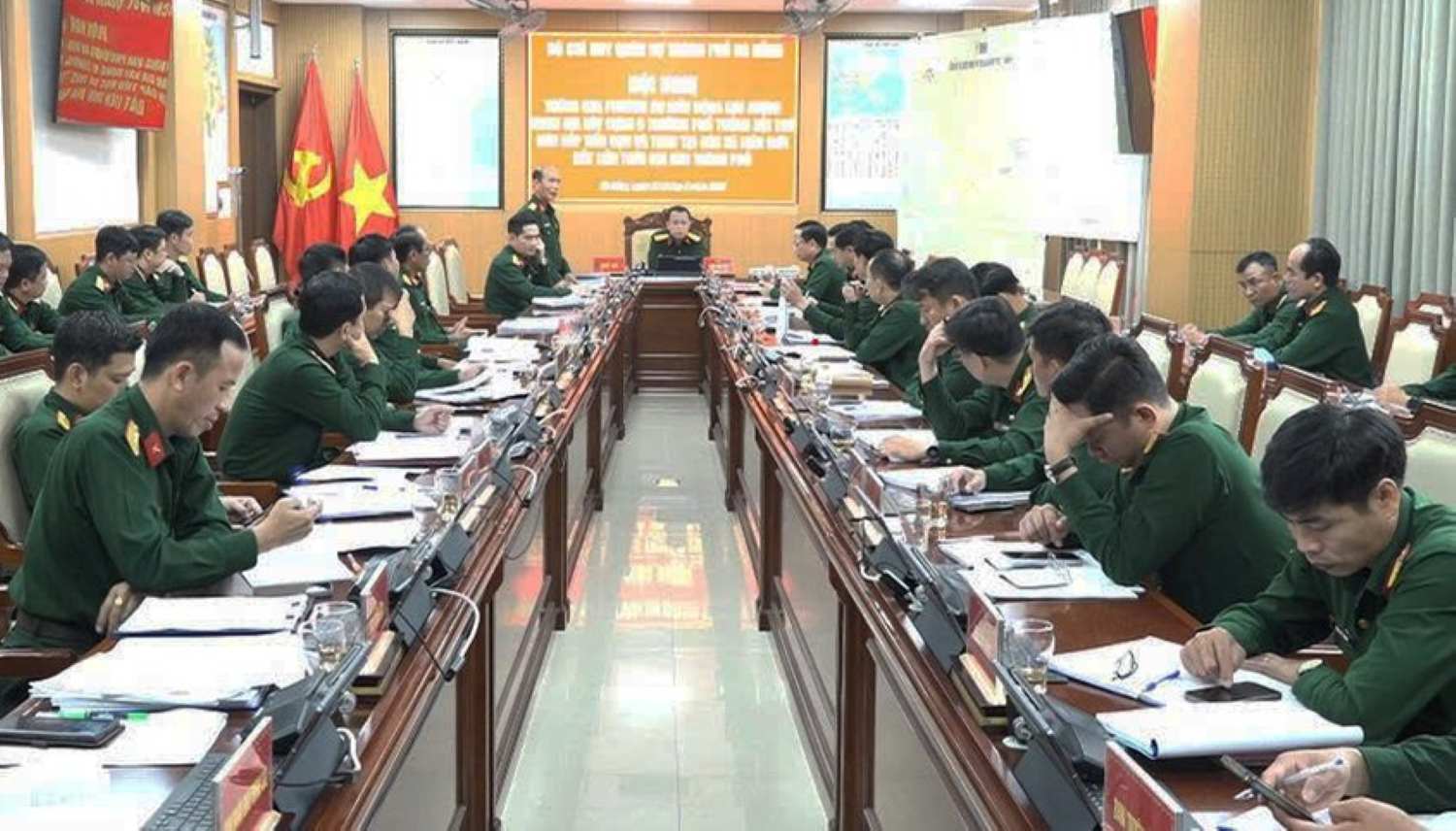 Da Nang soldiers approve a plan to support human resources to build 6 boarding schools in border areas. Photo: Nguyen Thanh