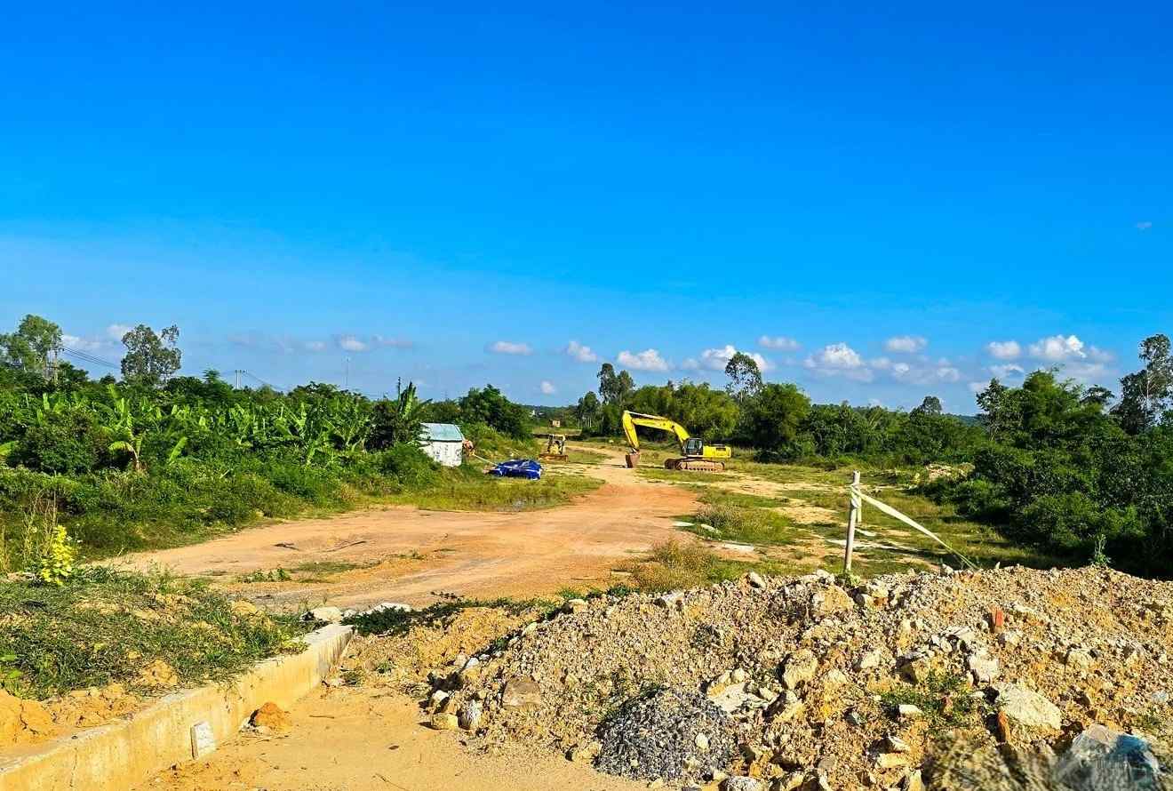 Lack of access roads, many hundred-billion-dong bridge projects in Da Nang are built and left there. Photo: Nguyen Hoang