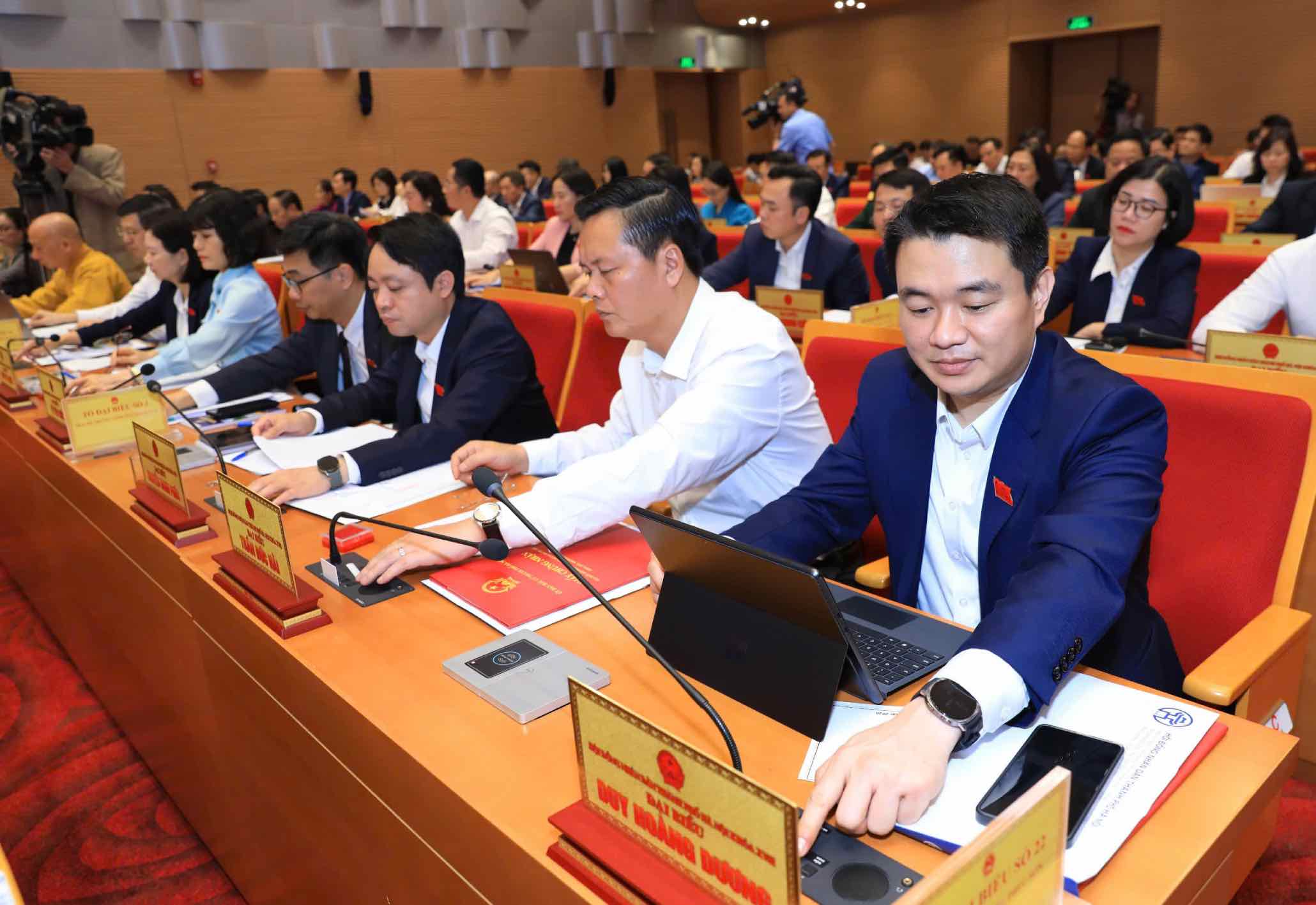 Hanoi City People's Council delegates press the button to approve the Resolution on the Master Plan of Hanoi Capital with a 100-year vision. Photo: Hanoi City People's Council