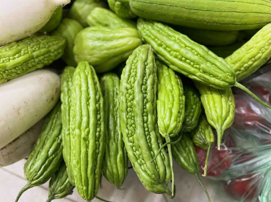 Take advantage of fresh bitter melon as a natural mask to nourish skin and reduce acne. Photo: Ngoc Mai