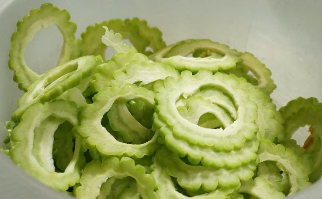 Bí quyết làm dịu da đơn giản, ngay tại nhà bằng mướp đắng cho các chị em nội trợ. Ảnh: Ngọc Mai