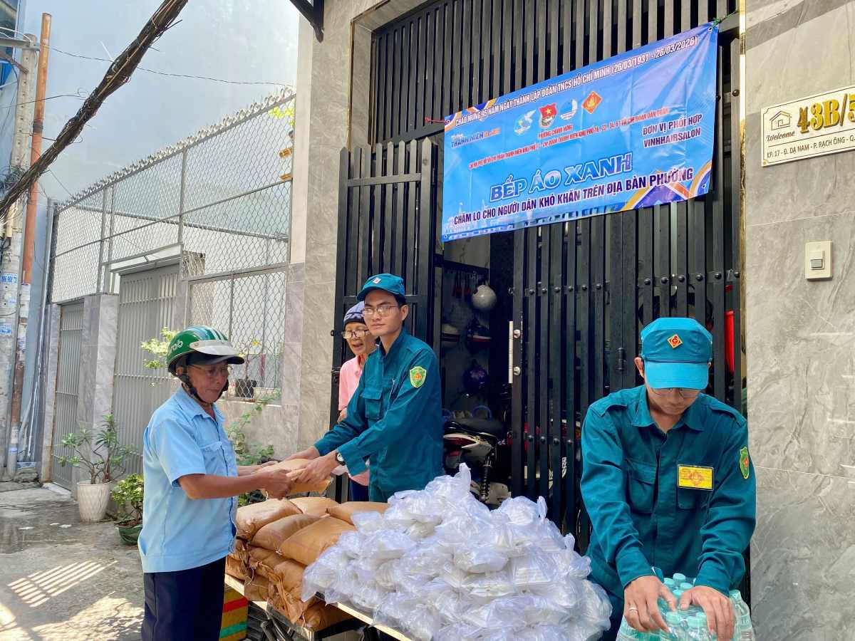 Người dân phấn khởi nhận quà. Ảnh: Minh Tâm